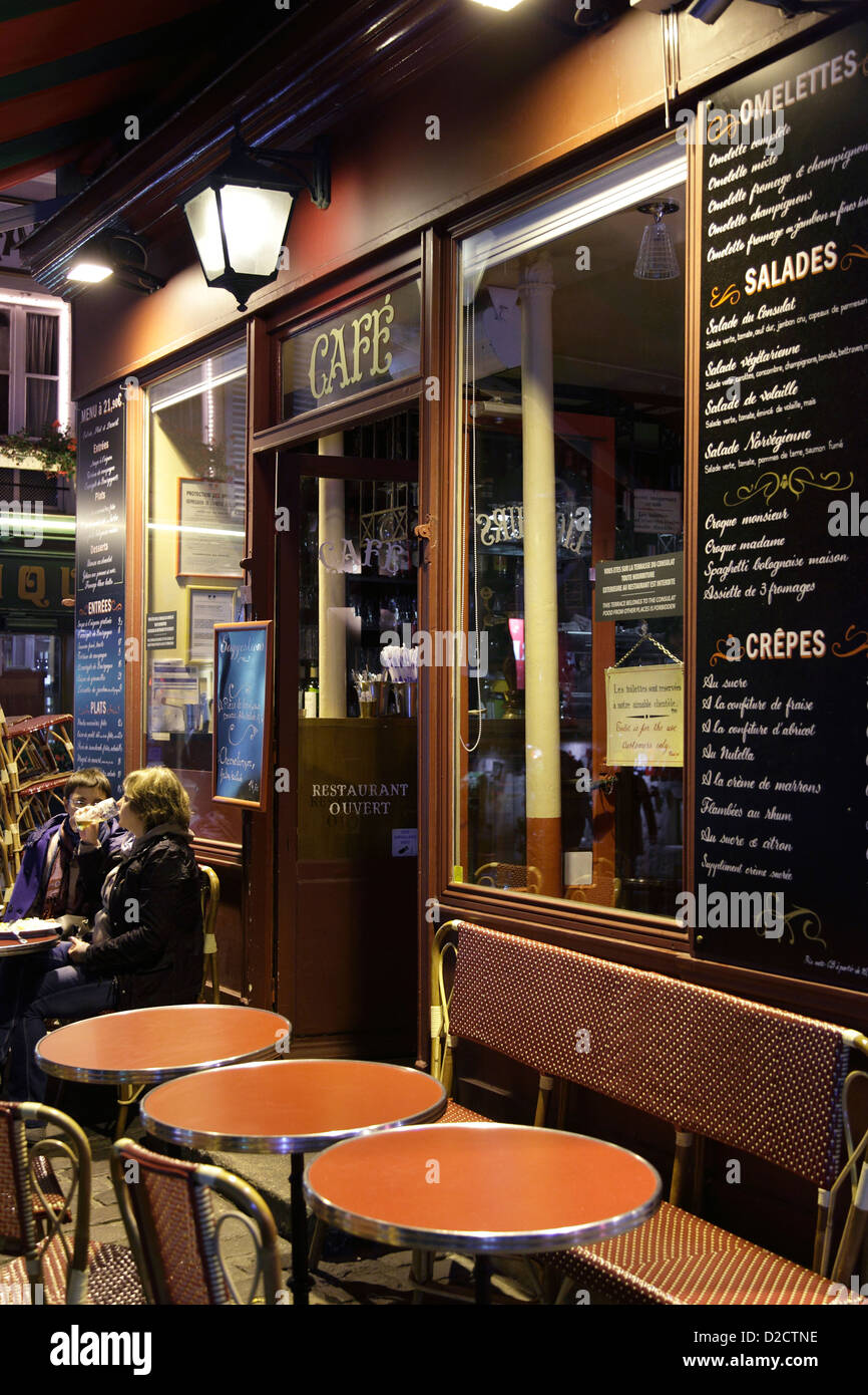 Café Le Consulat a Montmartre di notte Foto Stock