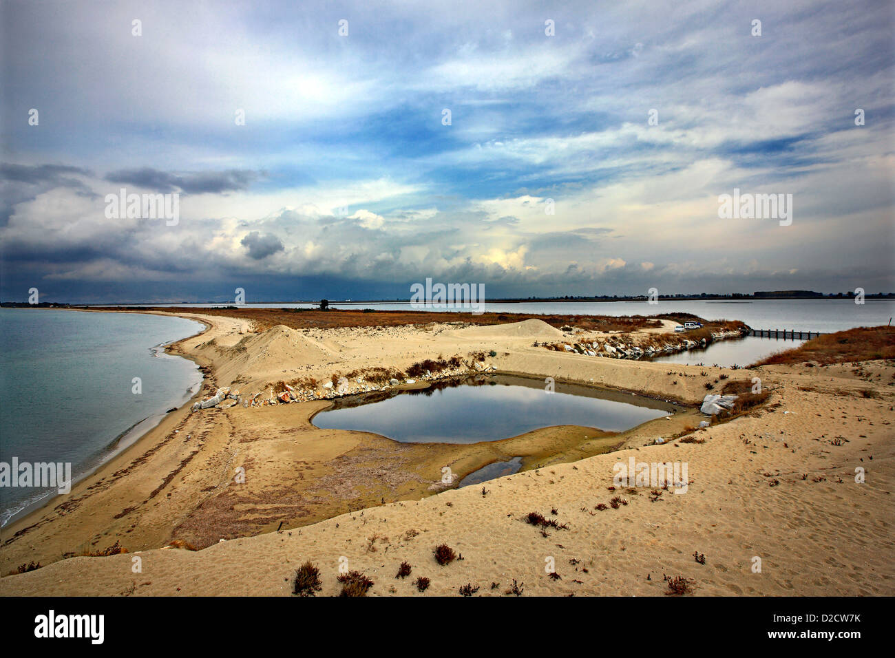 Una laguna in Agiasma, vicino alla città di Keramoti, nelle paludi del fiume Nestos. Kavala, Macedonia, Grecia. Foto Stock