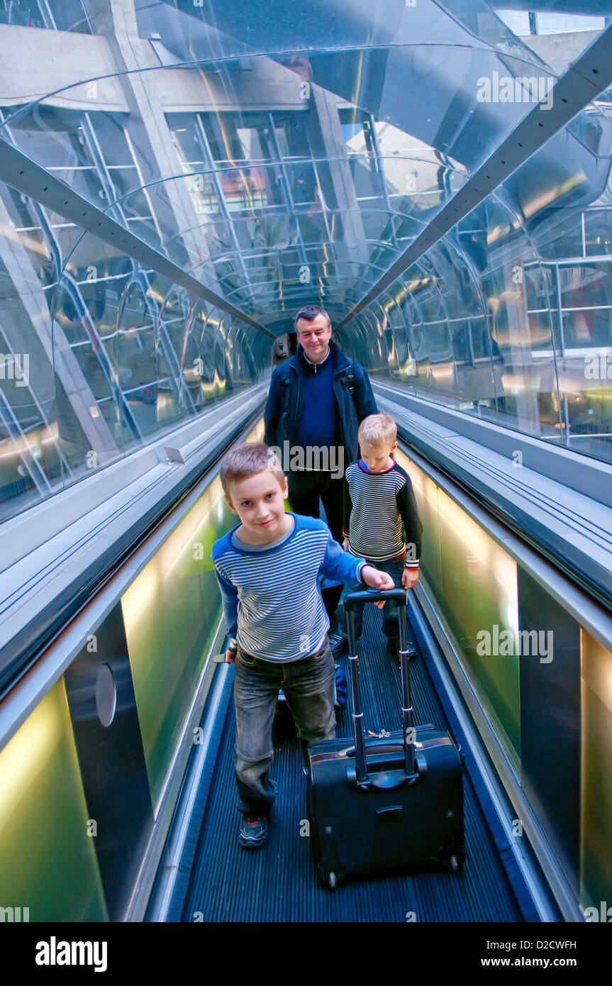 Chi viaggia in famiglia in aeroporto Charles De Gaulle di Parigi, Francia Foto Stock