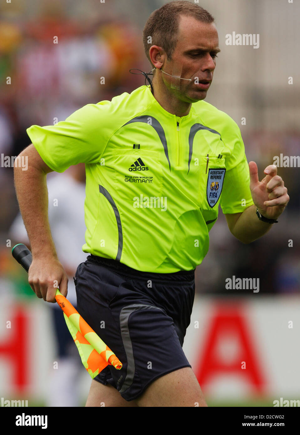Un assistente arbitro prende il suo posto prima dell'inizio della seconda metà di una FIFA World Cup match tra Ghana e Stati Uniti. Foto Stock