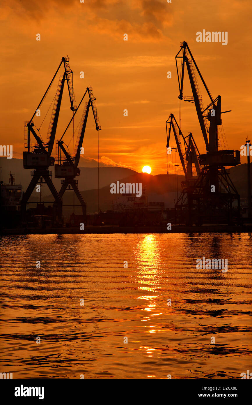 Gru del porto commerciale della città di Volos, Magnesia, Tessaglia, Grecia. Foto Stock