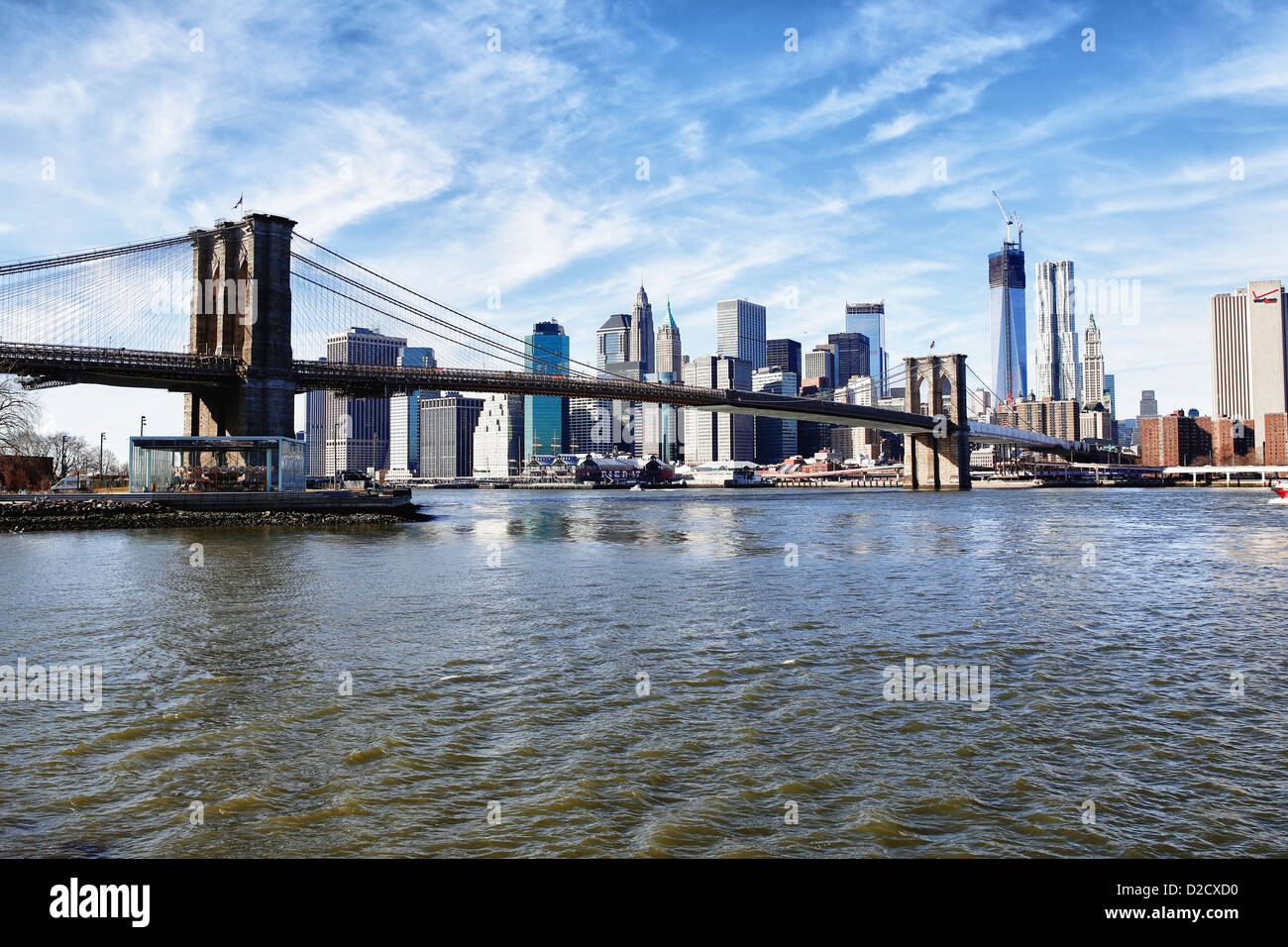 Il Ponte di Brooklyn e il Manhattan Financial District skyline di New York City, NY Foto Stock