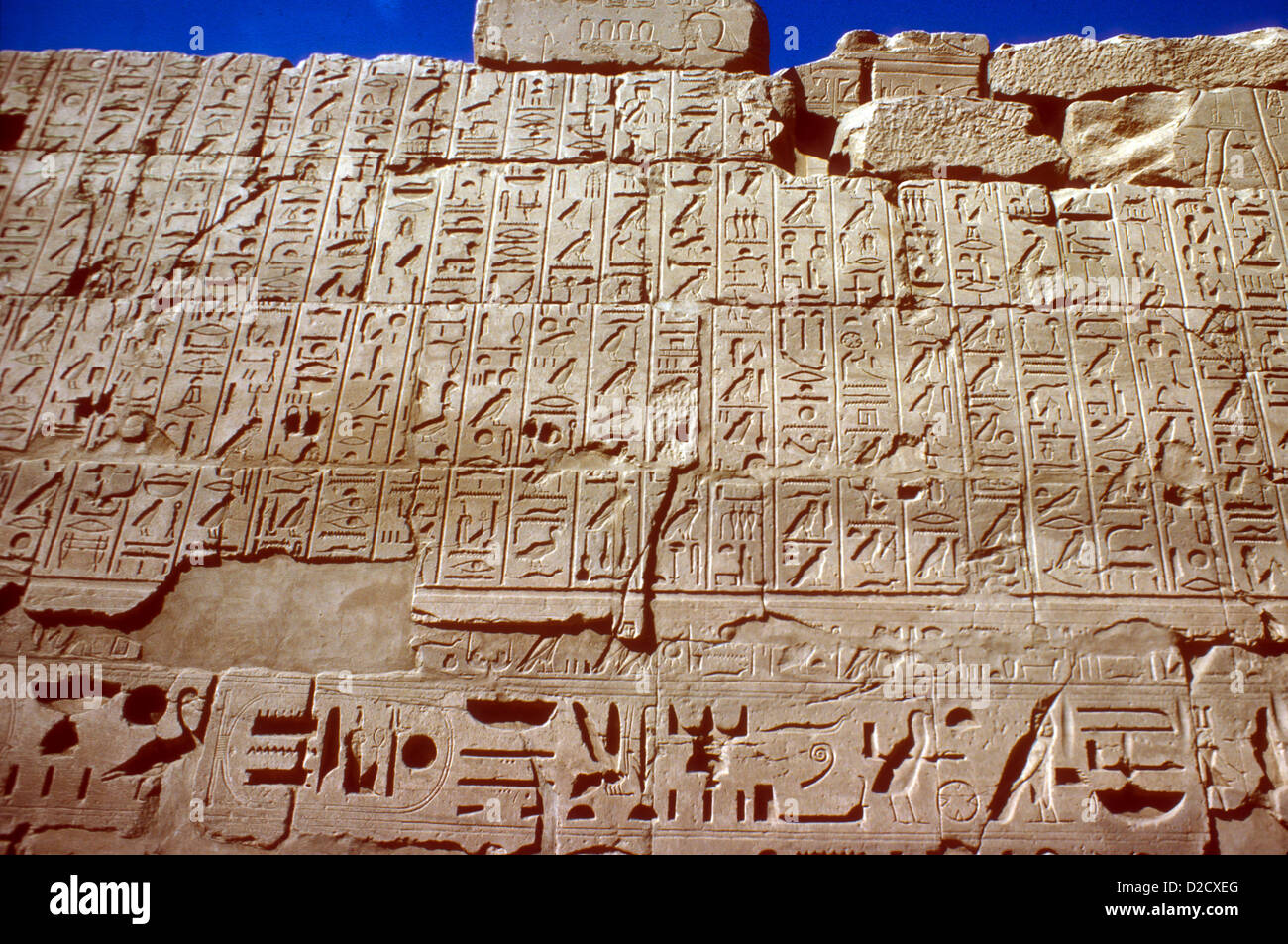 Parete raffiguranti geroglifici in Luxor Egitto Foto Stock