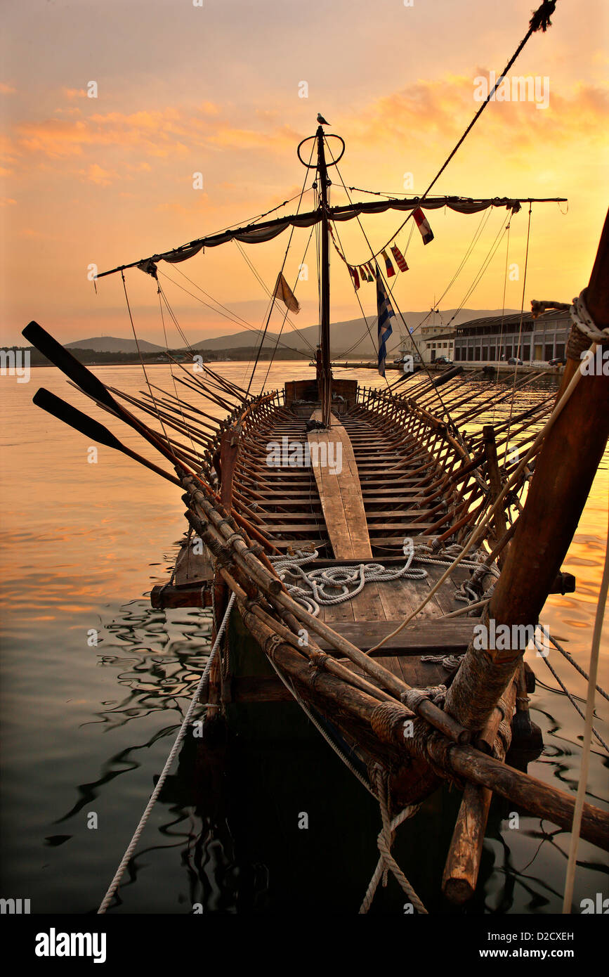 Replica di 'Argo', la mitica nave di Giasone e gli Argonauti presso il Porto di Volos, Magnissias, Tessaglia, Grecia. Foto Stock