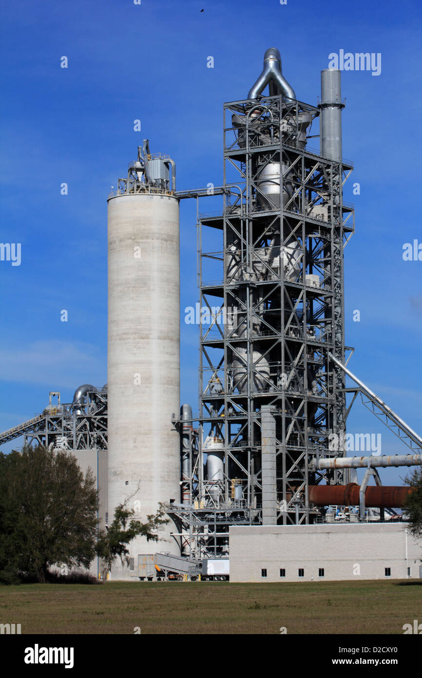 Industria pesante complesso industriale di cemento impianto fabbrica negli Stati Uniti che mostra le strutture esterne Foto Stock