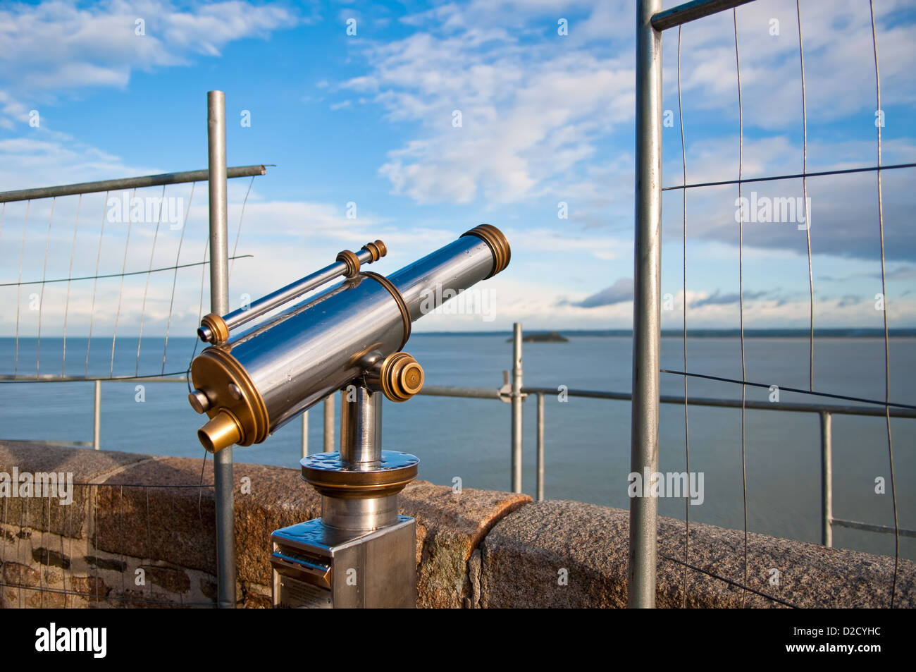 Puntamento del telescopio Oceano Atlantico e isola di Tombelaine sul punto di vista sul Mont Saint Michel, Francia Foto Stock