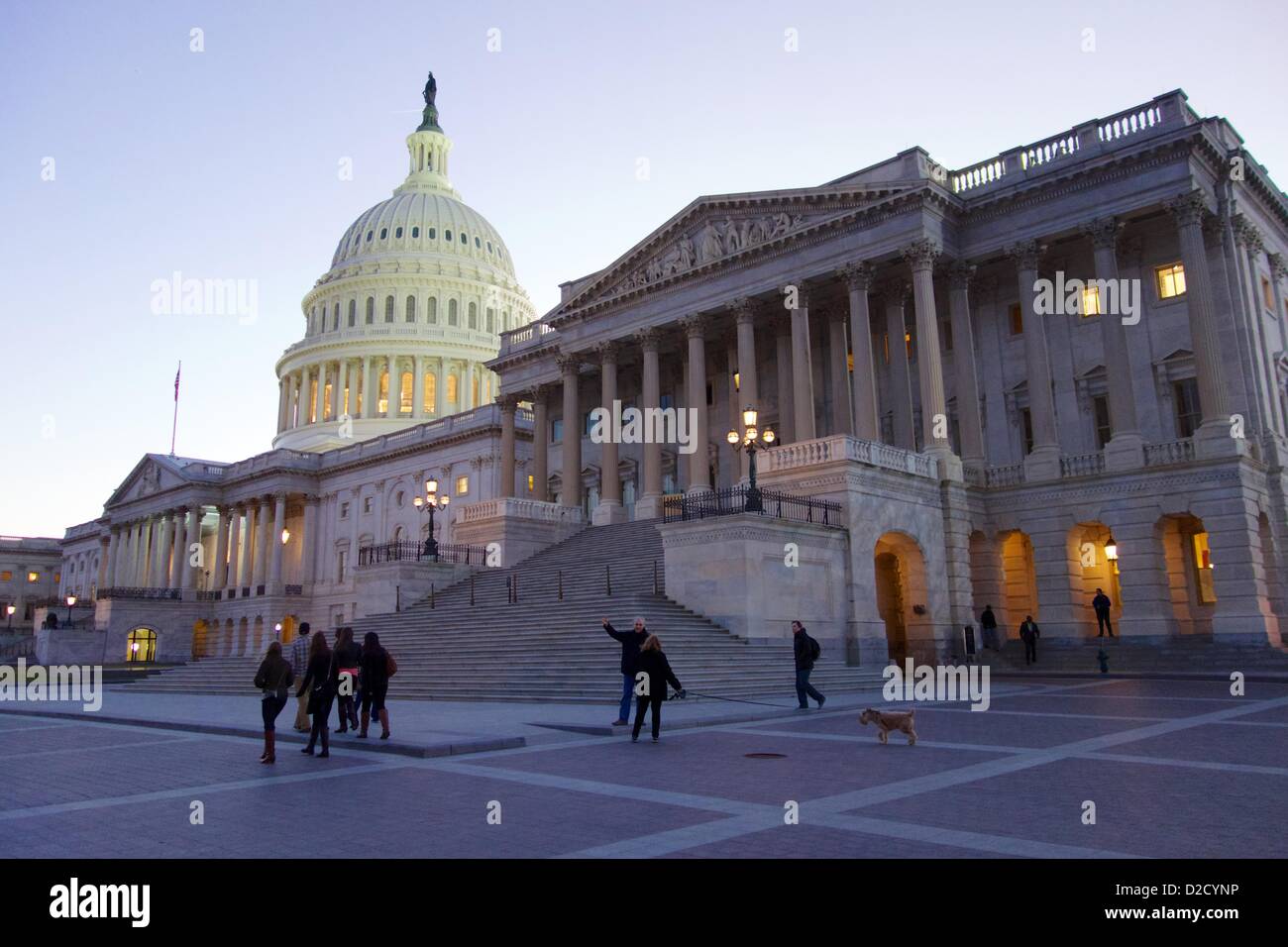 Gennaio 20, 2013, Washington DC. Persone e un cane passeggiare tra Stati Uniti Capitol sull inaugurazione Eve. Sebbene la 57th cerimonia inaugurale è domani, il Presidente Obama è stato giurato in questa mattina a causa di una disposizione costituzionale che i presidenti essere giurato in prima di mezzogiorno il 20 gennaio. Foto Stock