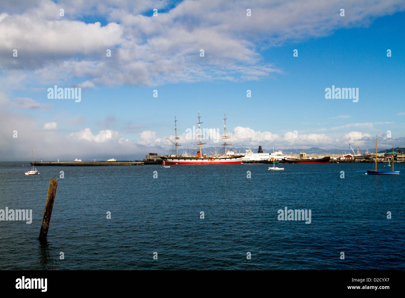 Nave a vela Balclutha e altre navi ancorate al San Francisco Maritime National Historical Park Foto Stock