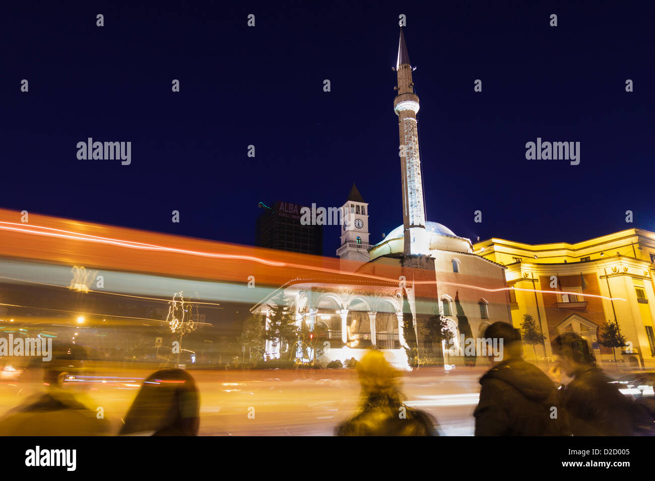 Semaforo sentieri e le persone accanto a Ethem Bey moschea di notte. Tirana, Albania Foto Stock