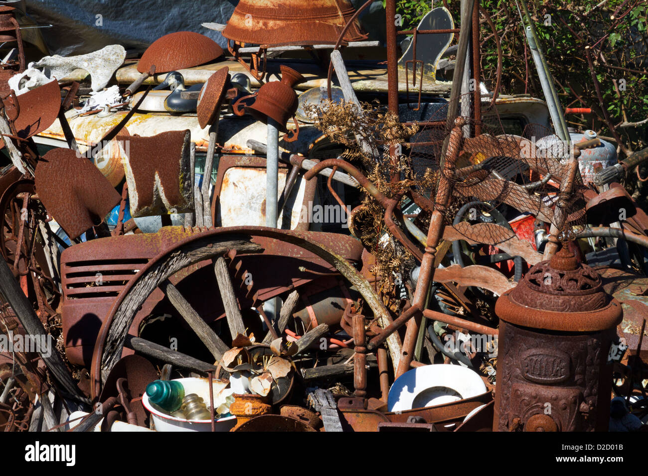 Junk esibite come arte in un cortile anteriore in Summerland, vicino a Santa Barbara in California Foto Stock