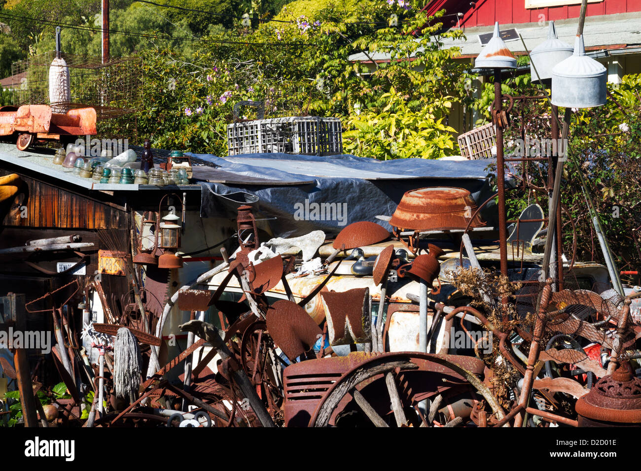 Junk impilati in un giardino frontale esposta come arte in Summerland, vicino a Santa Barbara in California Foto Stock
