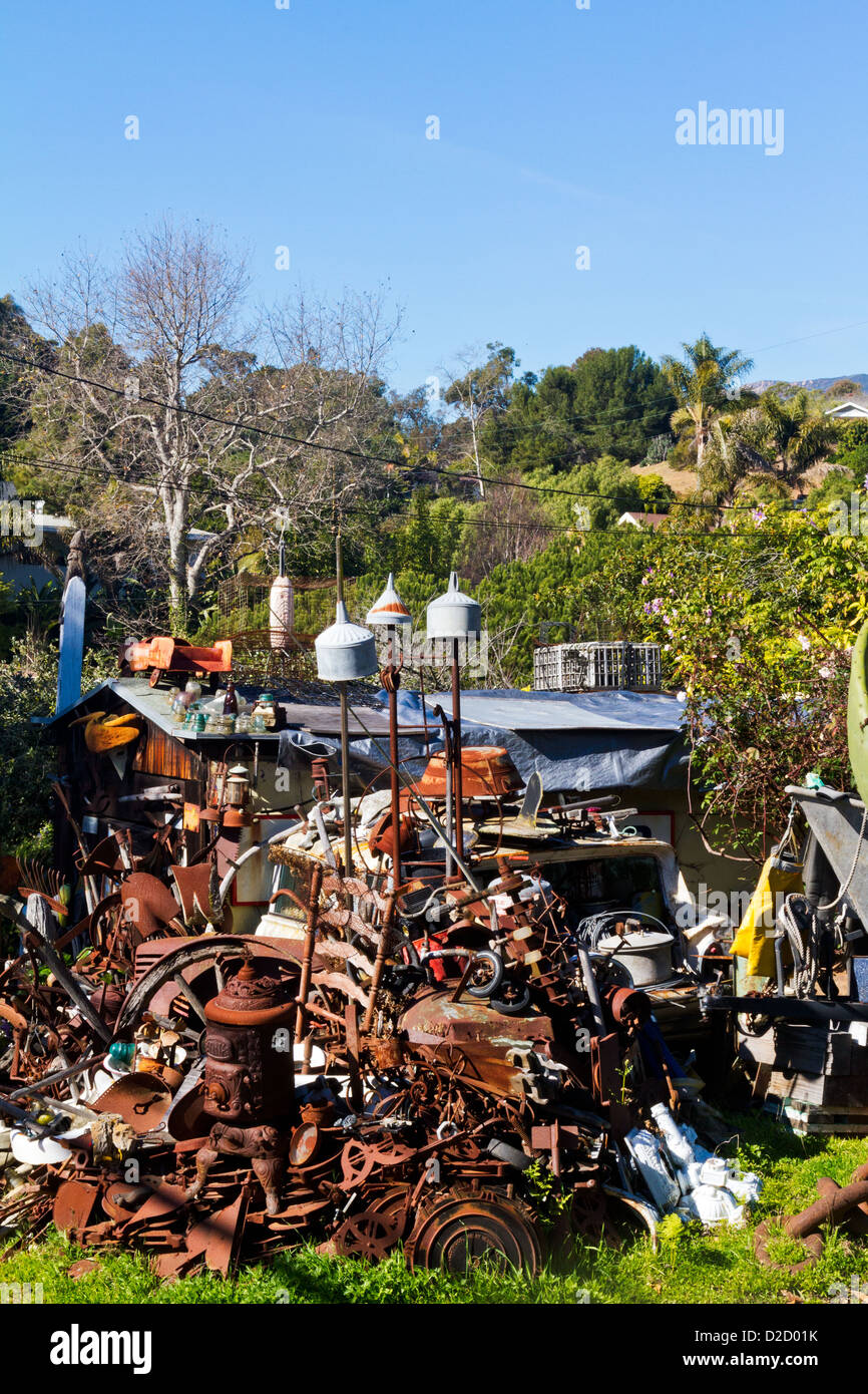 Junk è accumulato in un cortile anteriore la creazione di un opera d arte di Summerland, vicino a Santa Barbara in California Foto Stock