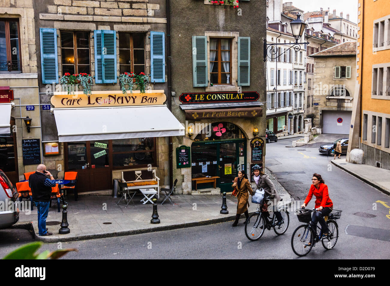 I ciclisti e cafe bar presso la Vieille Ville (Città Vecchia) Ginevra, Svizzera Foto Stock