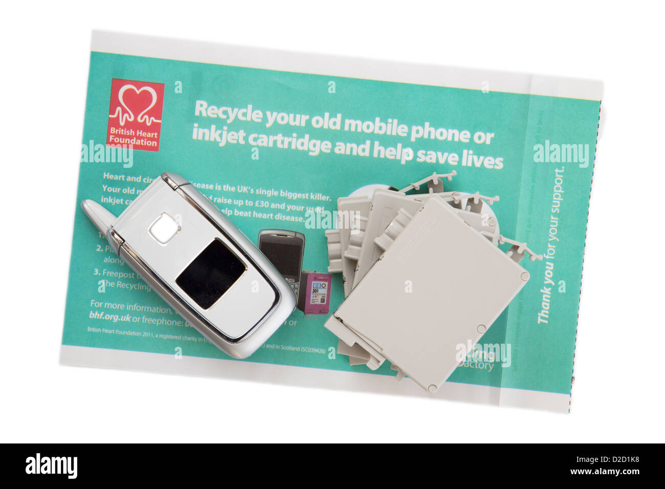 Busta British Heart Foundation per l'invio di vecchi telefoni cellulari e cartucce a getto d'inchiostro per il riciclaggio isolato su sfondo bianco. Inghilterra Regno Unito Foto Stock