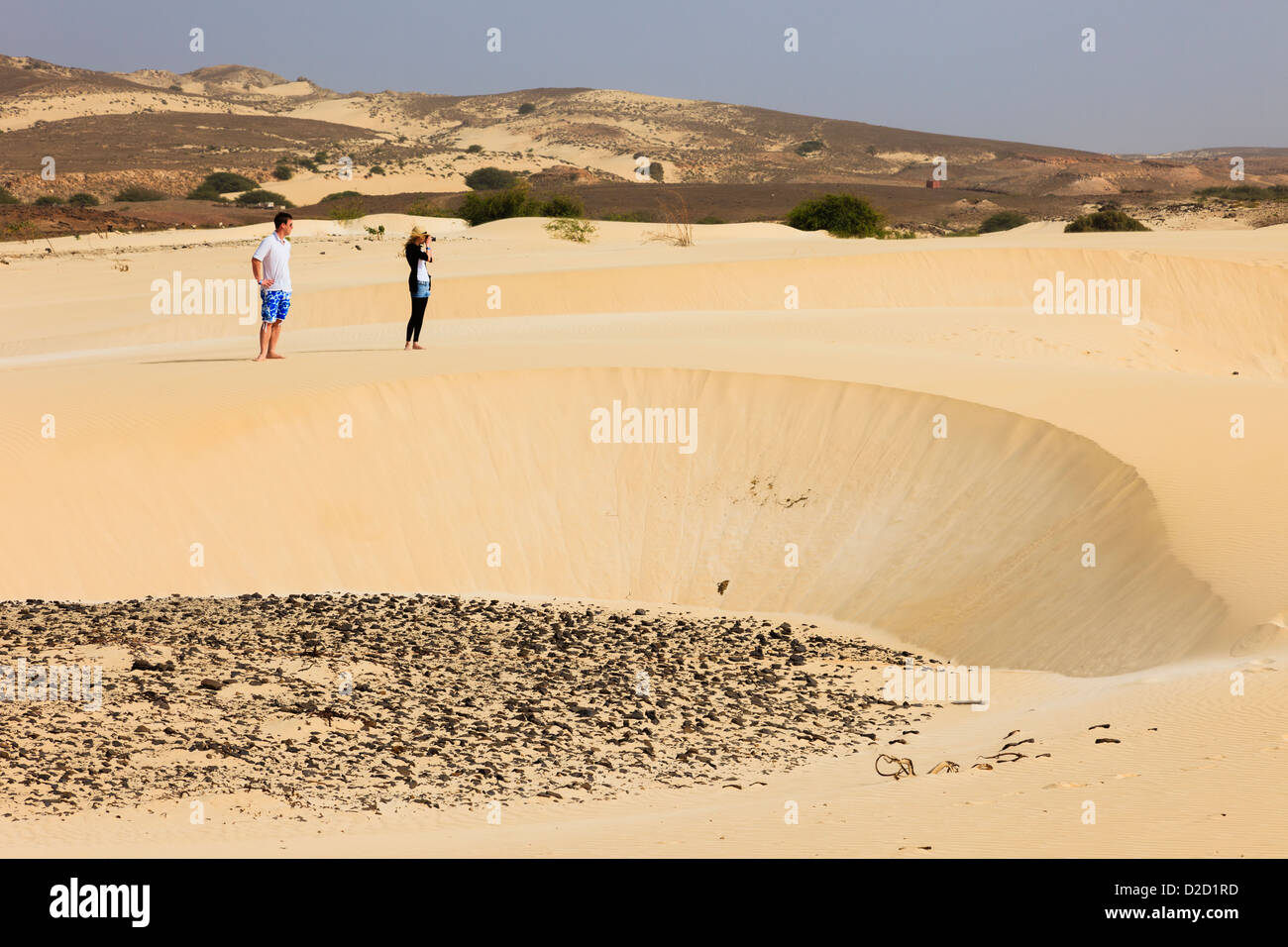 Due turisti fotografare il deserto di sabbia al Deserto de Viana, Boa Vista, Isole di Capo Verde, Africa. Foto Stock