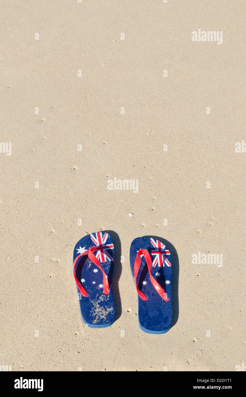 L'Australia Day flip-flop con con una bandiera australiana stampa su una spiaggia di sabbia in Australia Occidentale, Australia Foto Stock