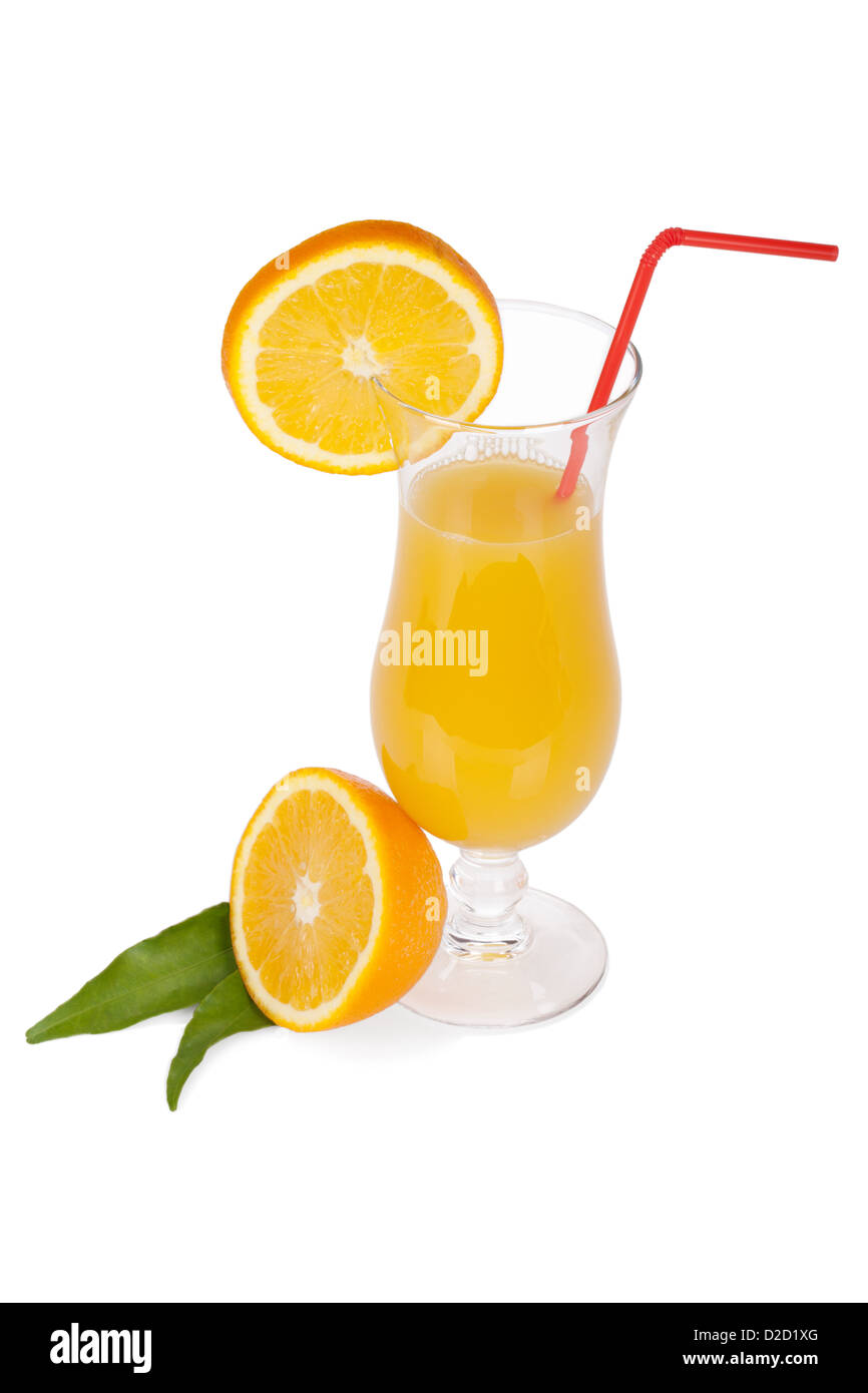 Bicchiere da cocktail set. Uragano con succo di arancia e fetta di arancia isolaed su sfondo bianco Foto Stock