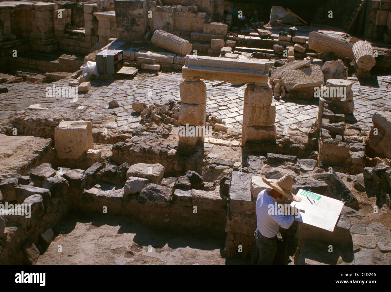 Israele, Beit She'an. Archeologo sito esecuzione di disegni tra antiche rovine Foto Stock