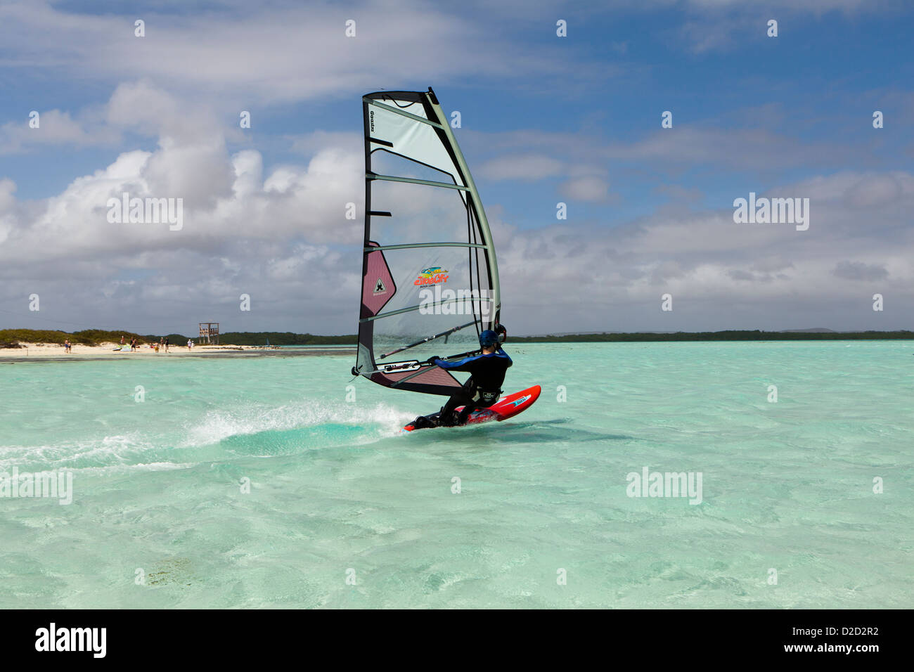Wind Surf, godendo di perfette condizioni di surf a Lac Bay sull'Isola di Bonaire. Foto Stock