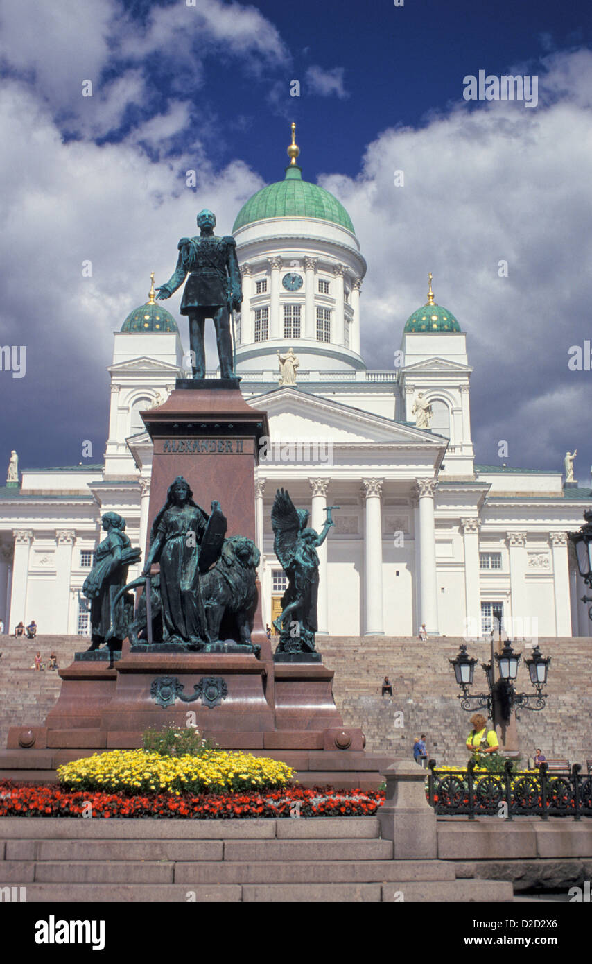 Finlandia, Helsinki. Tuomiokirkko. Statua dello Zar Alessandro II (Walter Runeberg, 1894) di fronte alla chiesa. Foto Stock