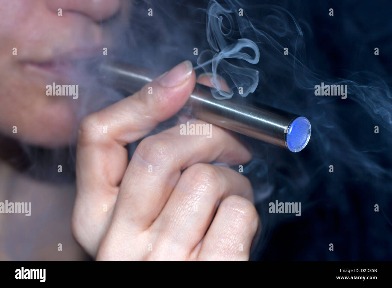 Donna di fumare sigaretta elettronica closeup Foto Stock