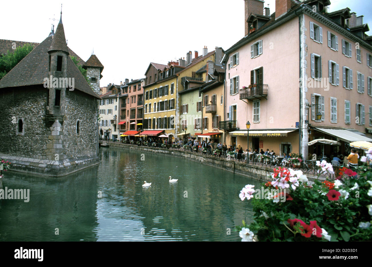 Francia, Haute-Savoie, Annecy. Palais de L'Isle e gli edifici lungo il fiume Thiou. Foto Stock