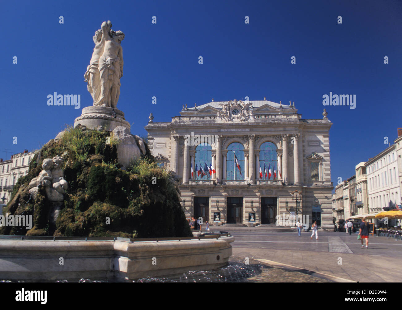 La Francia. Montpellier. Place de la Comedie. Tre Grazie Fontana con la Comedie opera in background. Foto Stock