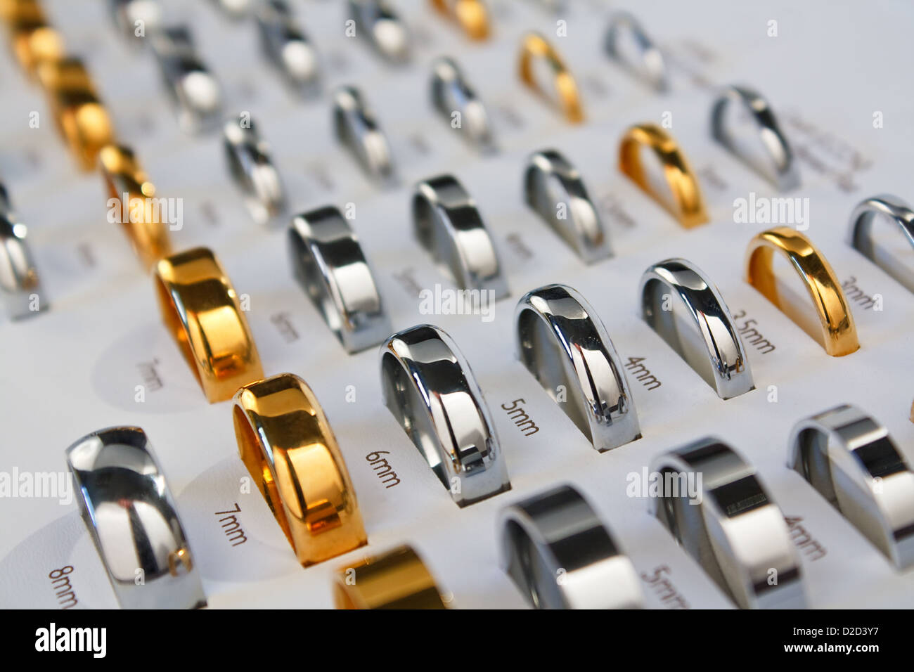 Un anello di nozze casella campione con tutte le forme popolari e una varietà di formati per aiutare a scegliere il perfetto anelli Foto Stock