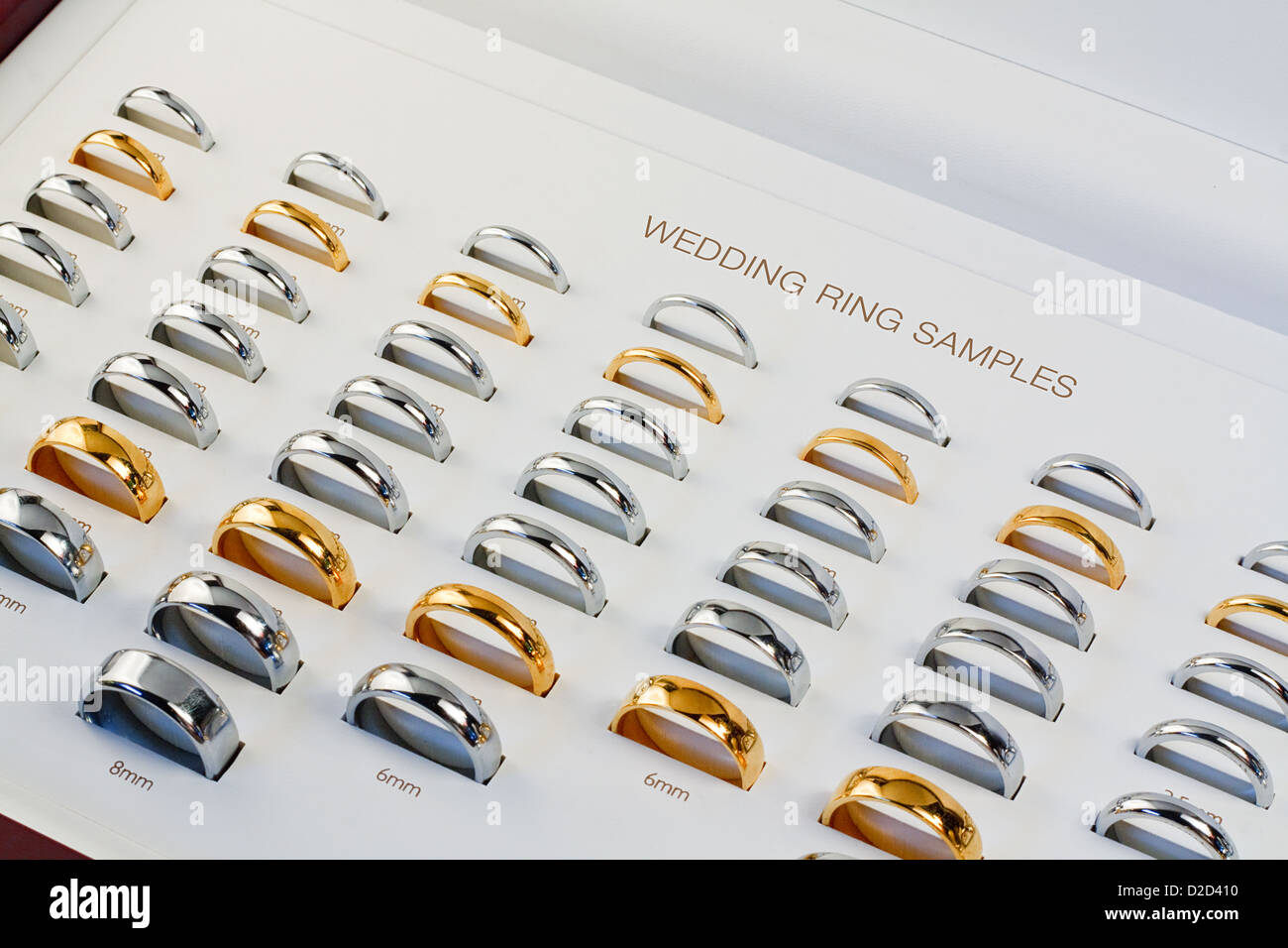 Una banda di nozze casella campione con tutti i popolari styless e una varietà di formati per aiutare a scegliere l'anello perfetto Foto Stock