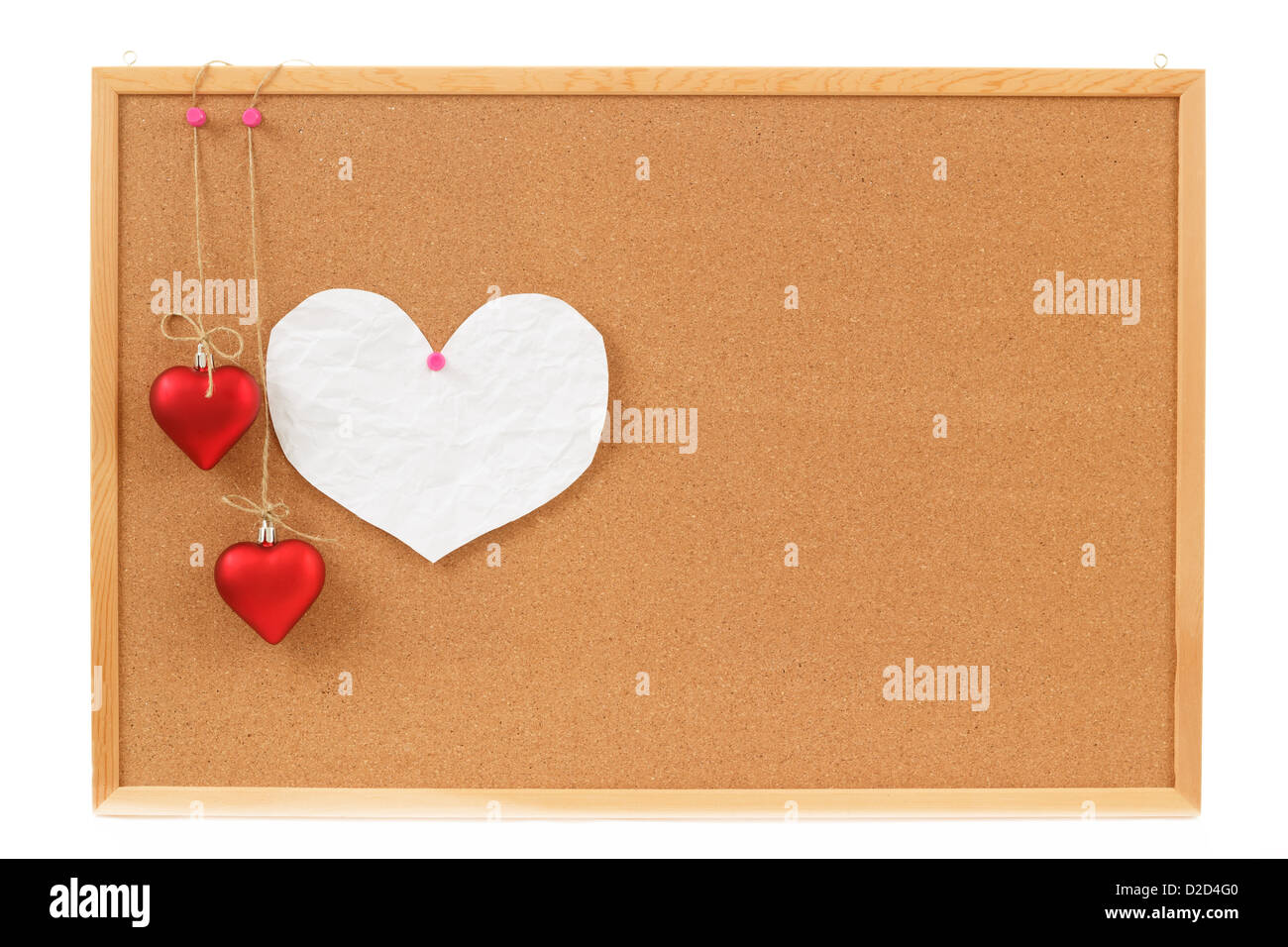 Nota vuota cuore per san valentino messaggio sulla bacheca di sughero, sfondo bianco Foto Stock