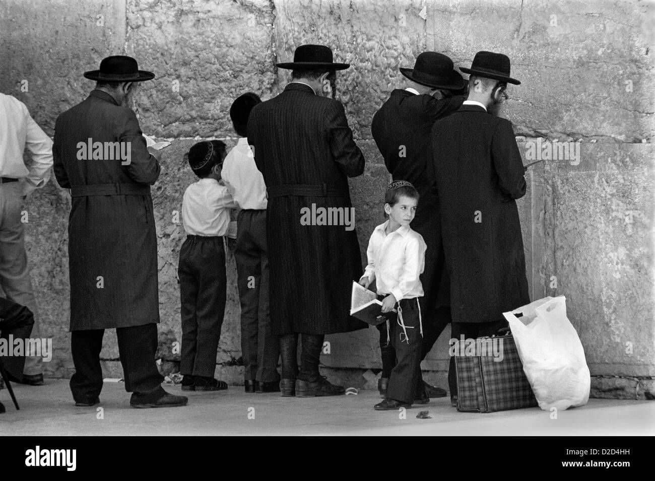 Hasidic Ebrei, adorare presso il Muro del Pianto, il Monte del Tempio, Gerusalemme est. Foto Stock
