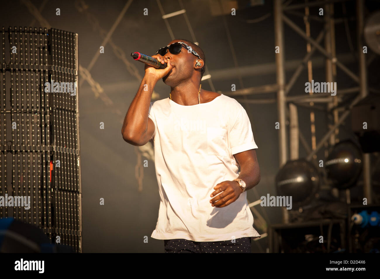 Cantante, rapper, attore e cantautore Tinie Tempah sul palco a V Festival di Chelmsford Essex, Regno Unito. Foto Stock