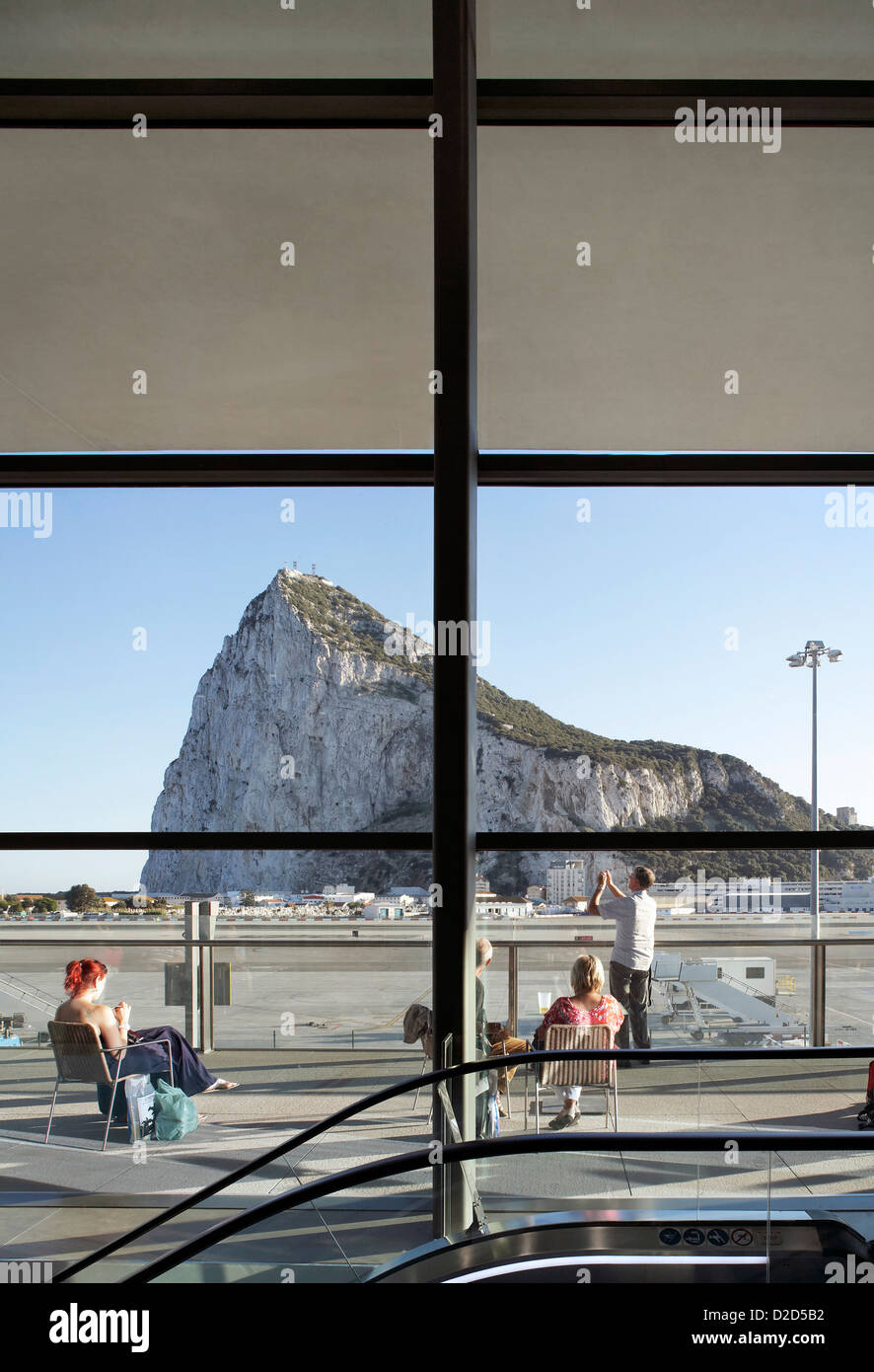 Aeroporto di Gibilterra Gibilterra, Regno Unito. Architetto: Bblur architettura, 2012. Vista pittoresca attraverso dall'interno al Rock Foto Stock