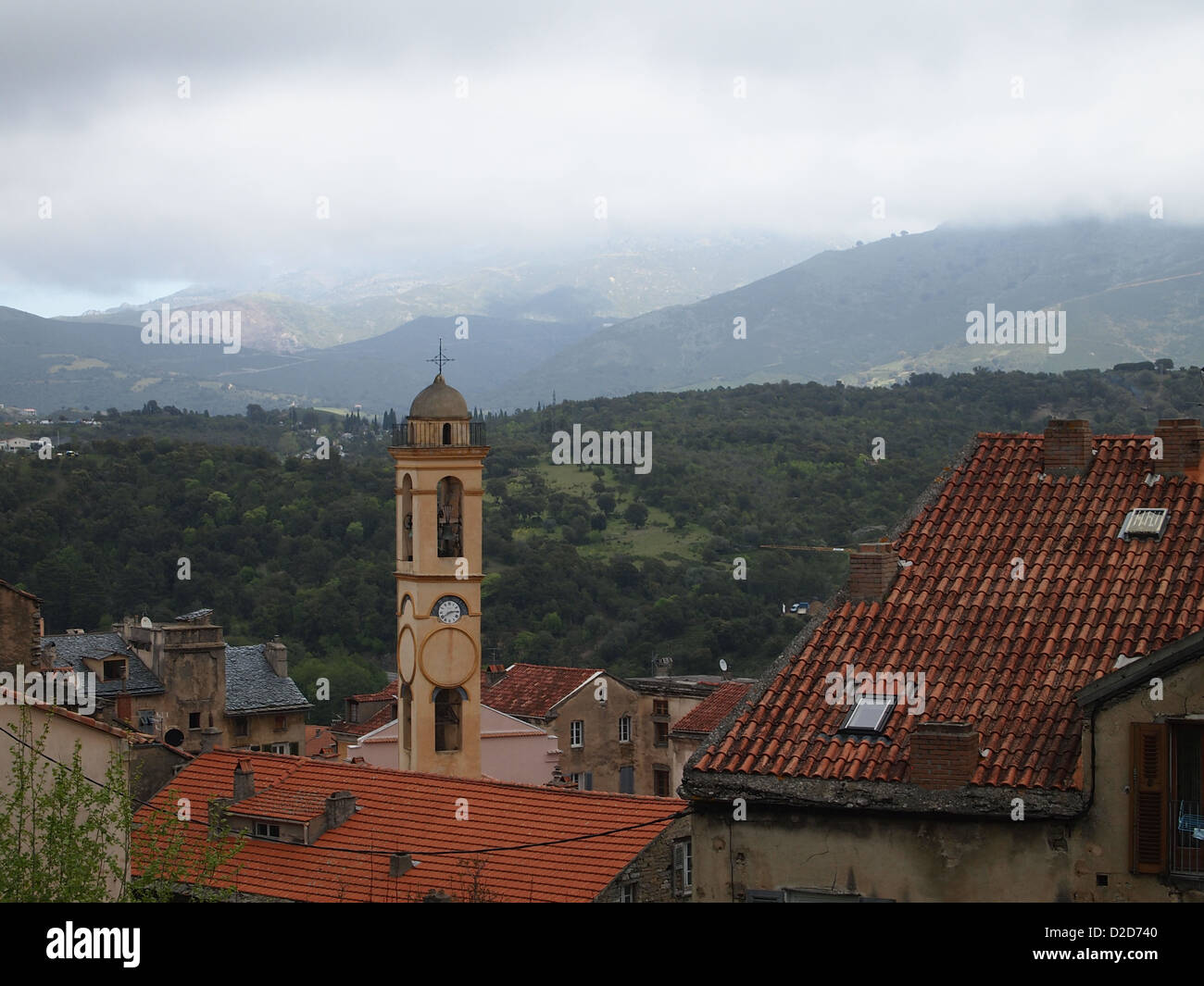 Una vista in un campanile della chiesa di corte in corsica Foto Stock
