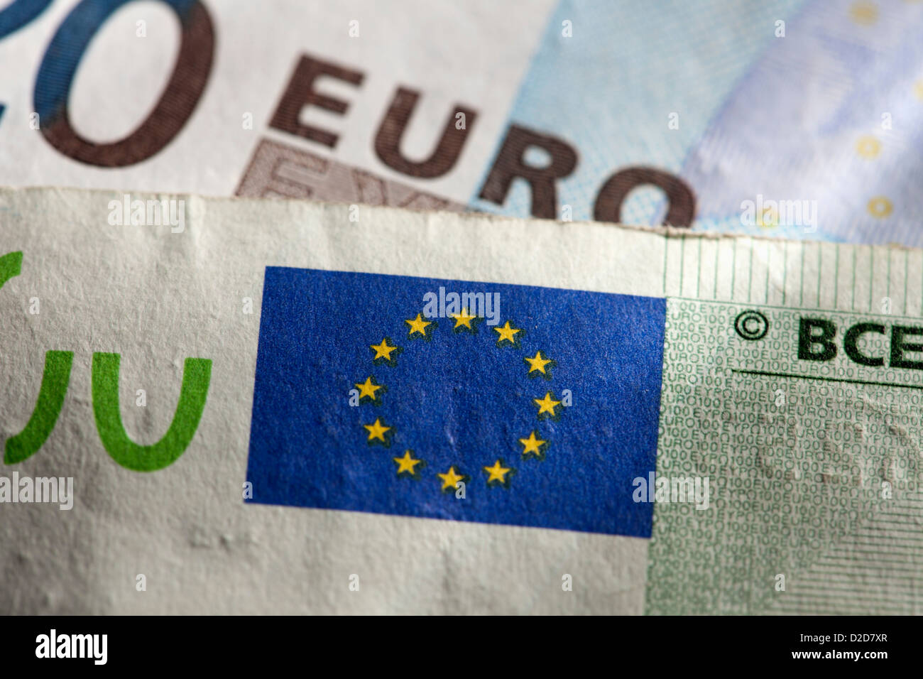 Dettaglio della bandiera UE su euro nota Foto Stock