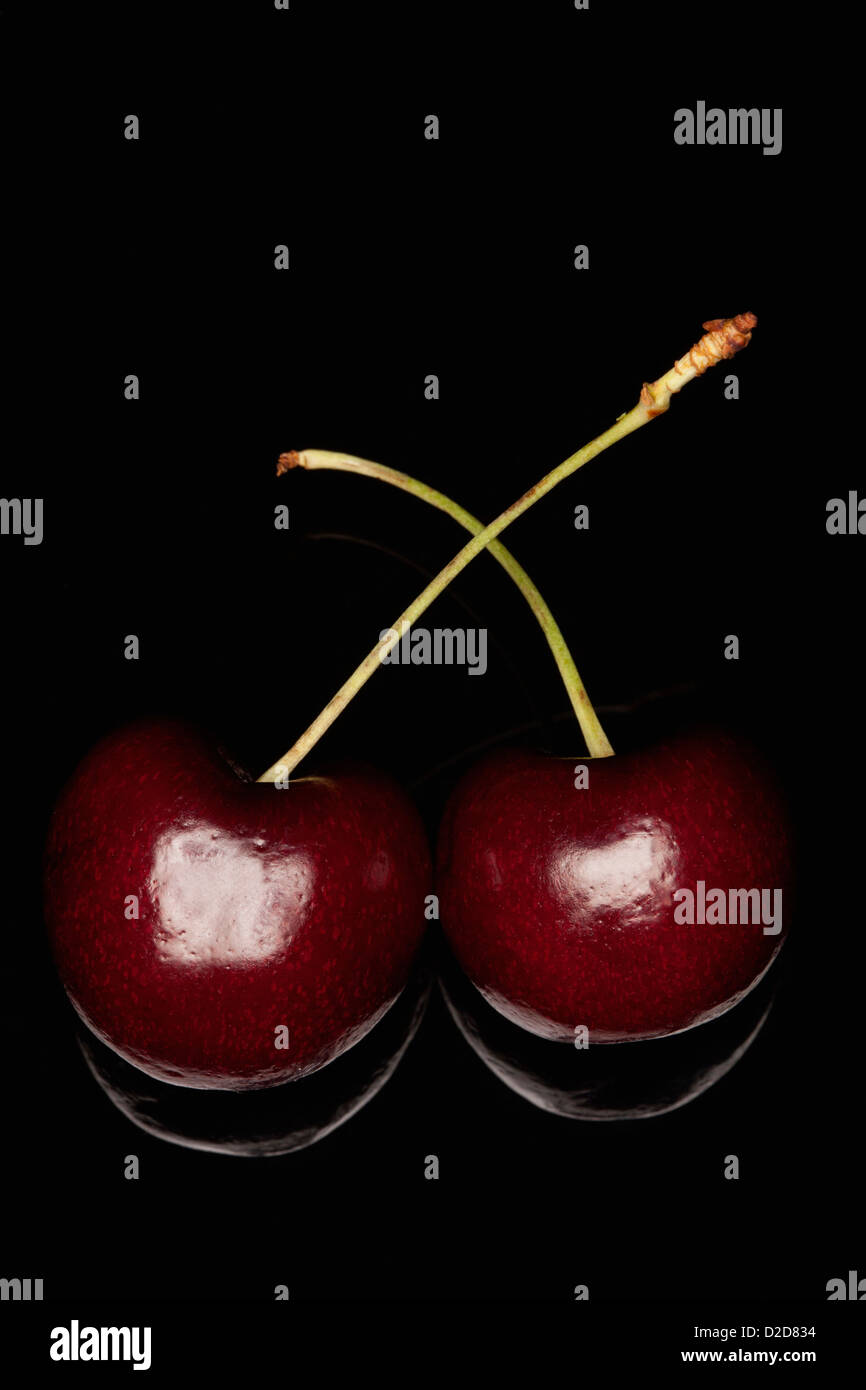 Due mature le ciliegie di Bing fianco a fianco Foto Stock