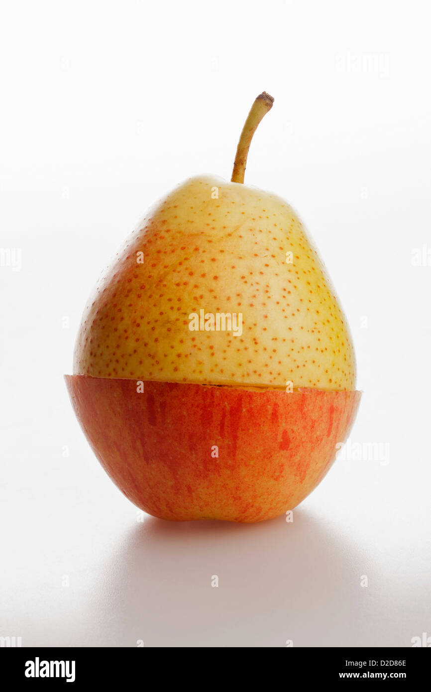 Due pezzi di frutta diversa impilati per comprendere la forma di un pezzo di frutta Foto Stock