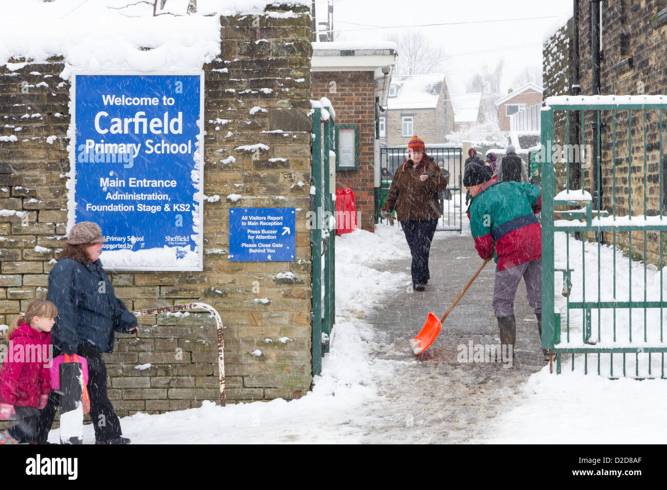 Sheffield, Regno Unito. Il 21 gennaio 2013. I genitori portano i loro figli a scuola. Il freddo snap nel Regno Unito continua ma le scuole restano aperte in Sheffield nonostante le pesanti durante la notte la neve. Foto Stock