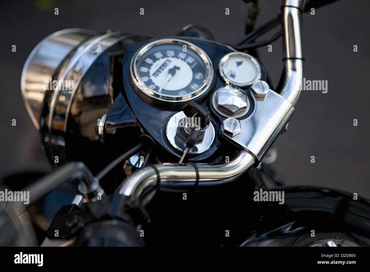 Motociclo cruscotto con la chiave inserita nel commutatore di accensione Foto Stock