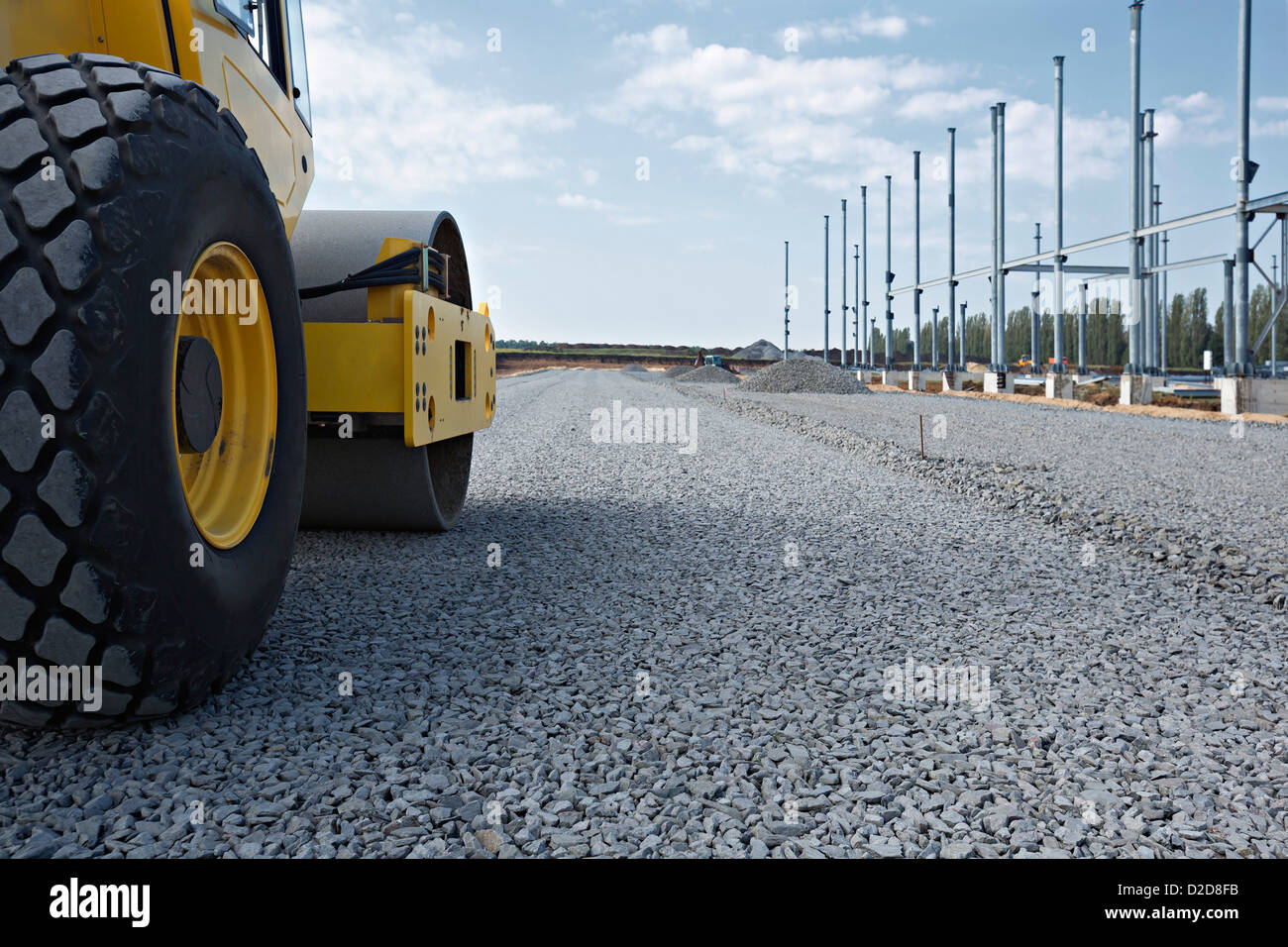 Schiacciasassi sulla strada di ghiaia Foto Stock