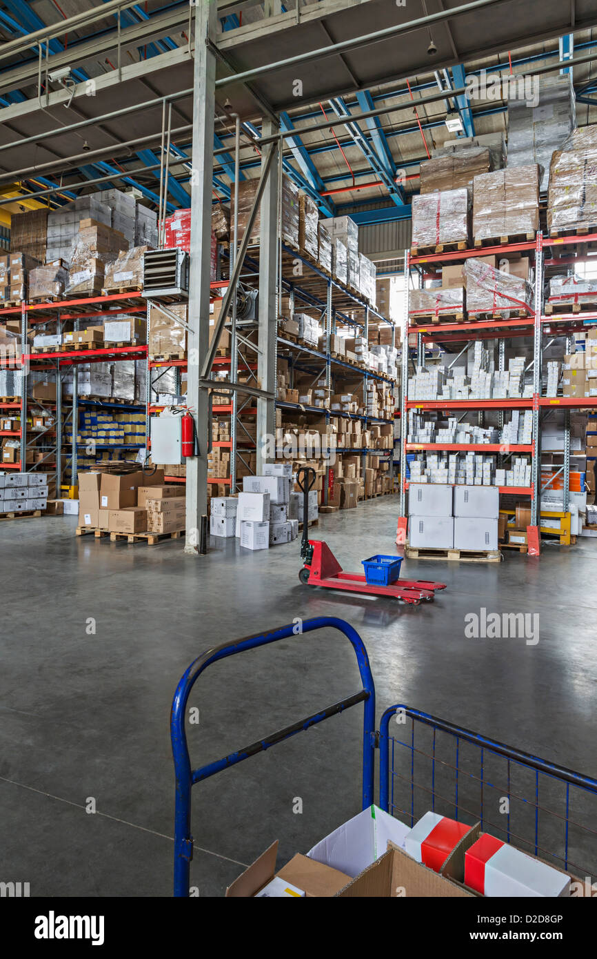 Carrello vuoto sul transpallet manuale in magazzino Foto Stock