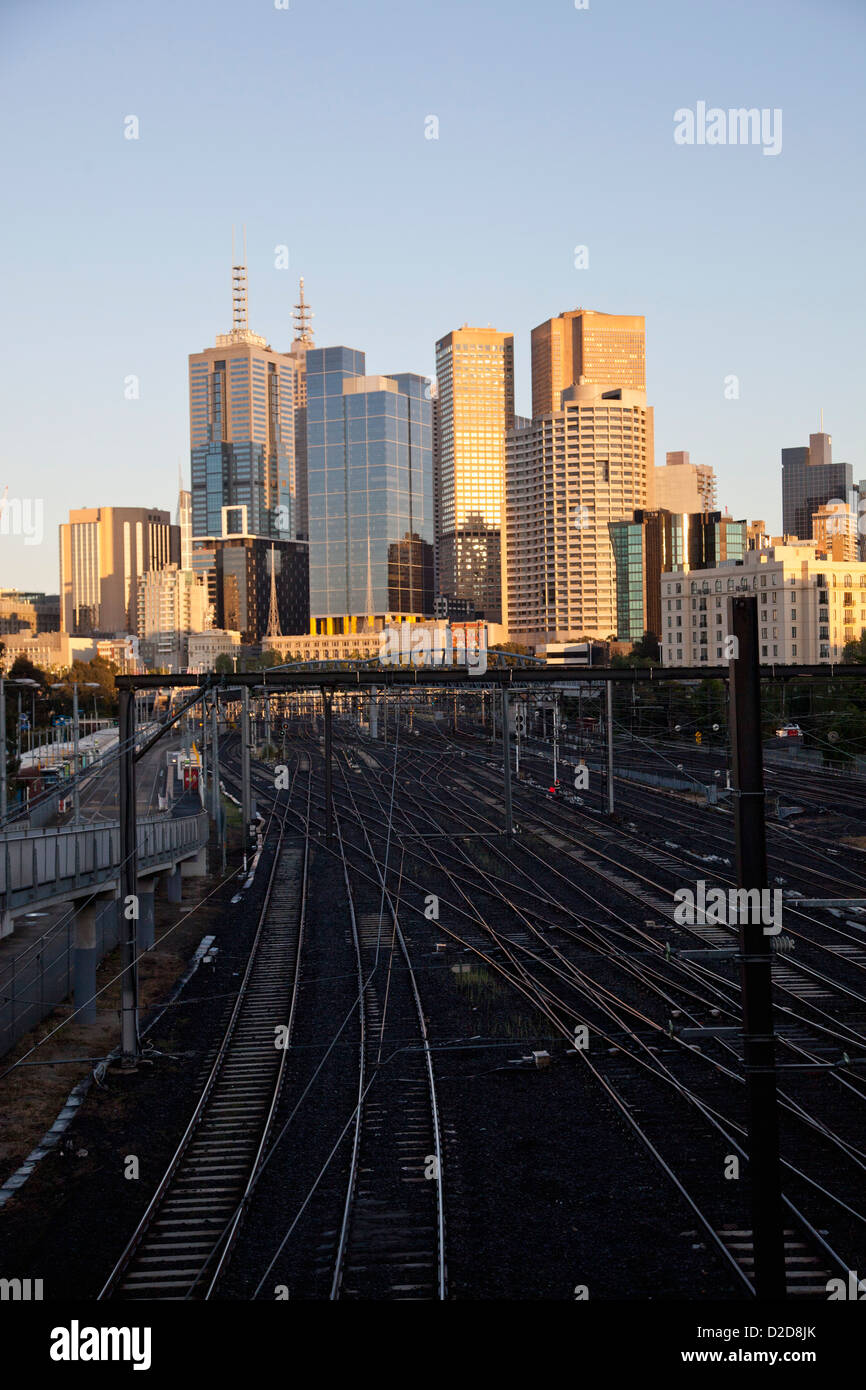 Vista del treno le vie e gli edifici della città di Melbourne, Victoria, Australia Foto Stock