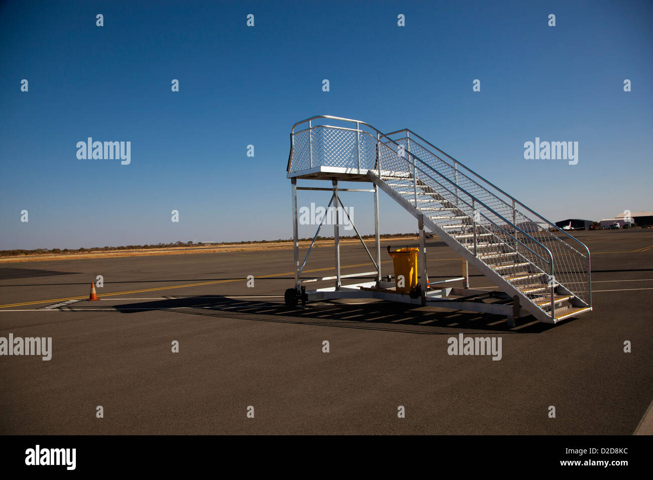 Gradini mobili su una pista di aeroporto Foto Stock