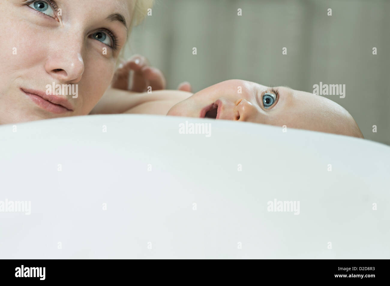 Madre e Figlio sul letto guardando in alto Foto Stock