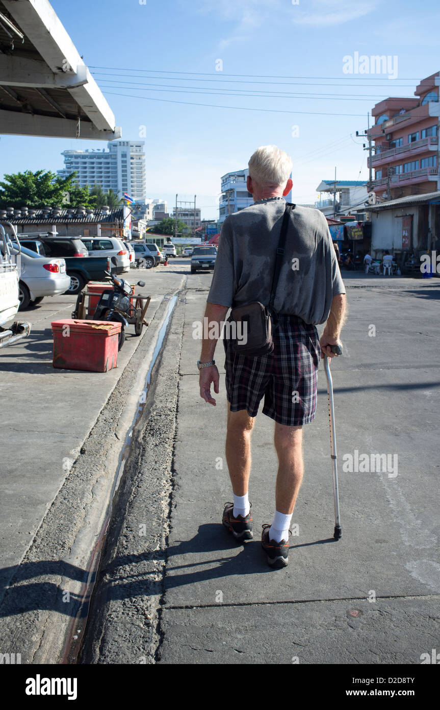 Il vecchio uomo a camminare con il sudore imbevuto shirt Foto Stock