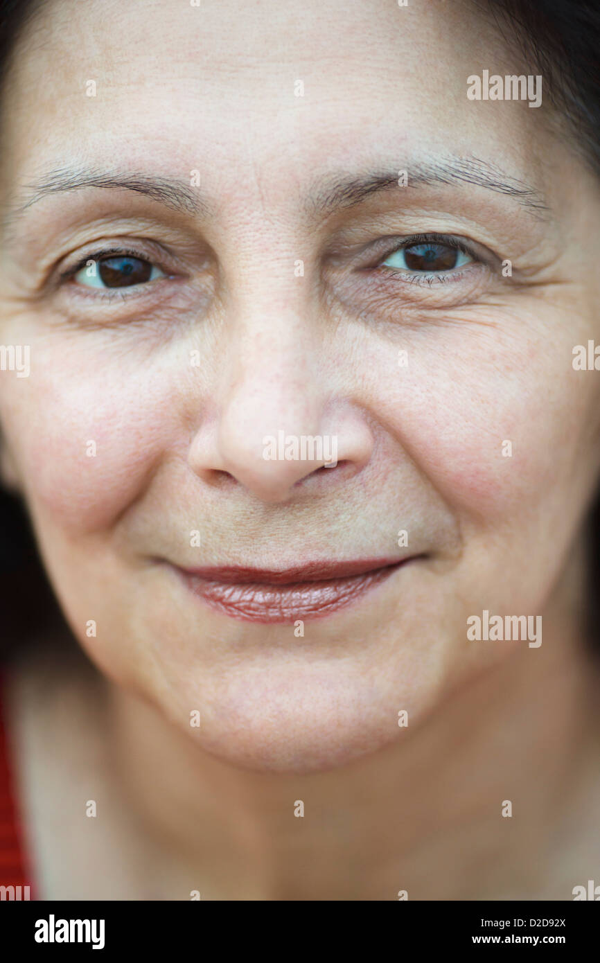 Una donna matura cercando tranquilli, close-up Foto Stock