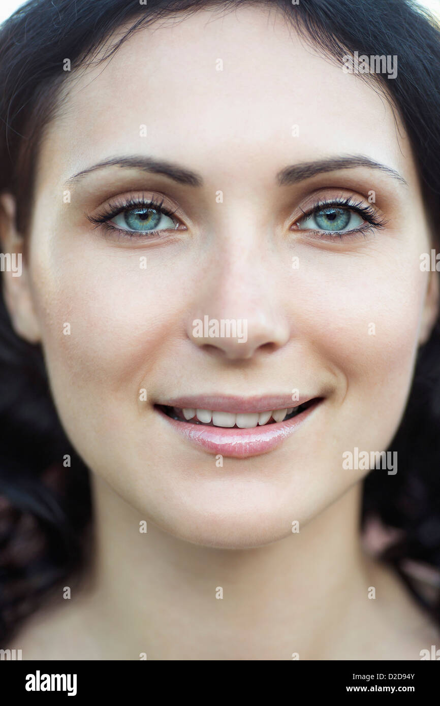 Una giovane e bella donna sorridente nella fotocamera, close-up di faccia Foto Stock