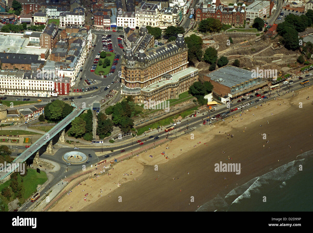 Vista aerea del Grand Hotel, Ponte di spa e spiaggia a Scarborough, North Yorkshire Foto Stock