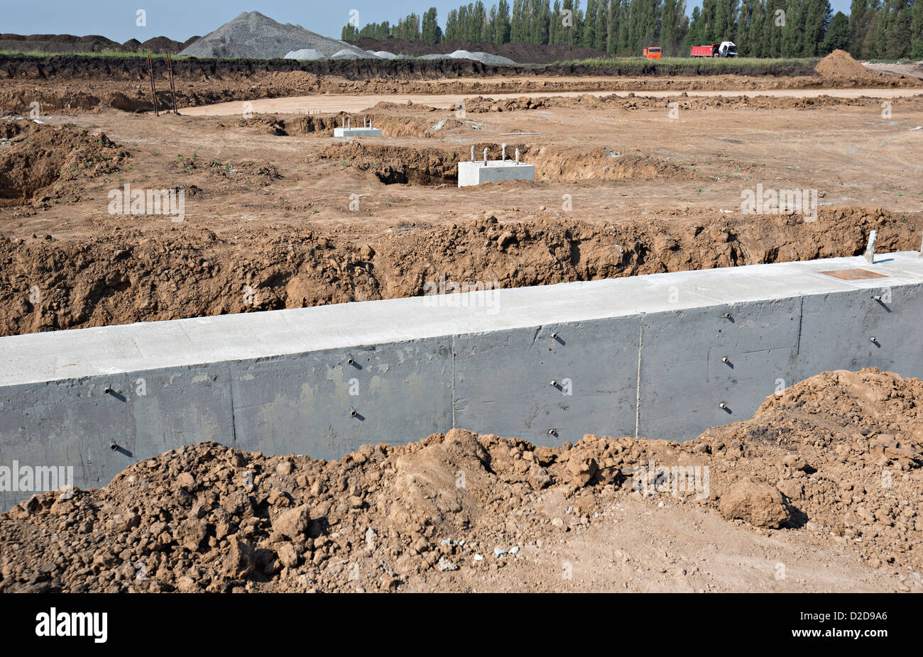 Una fondazione in calcestruzzo parete in corrispondenza di un sito in costruzione Foto Stock