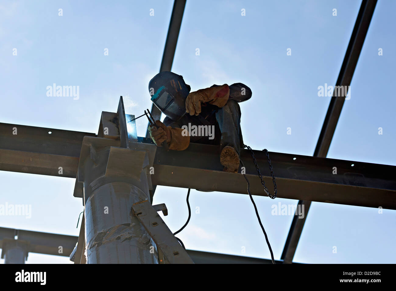 Un saldatore di saldatura di acciaio su un fascio abbagliante Foto Stock